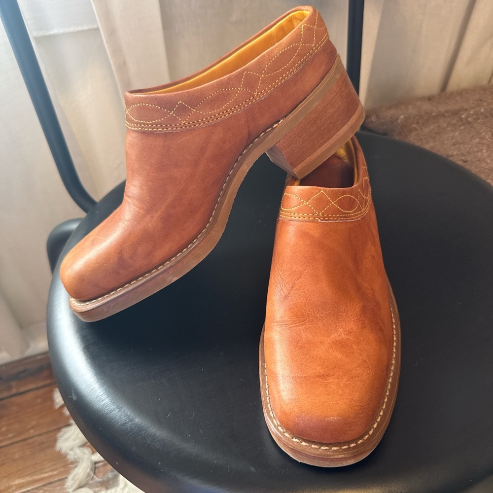 *SOLD* Frye campus mules in saddle tan. Size 7.5.